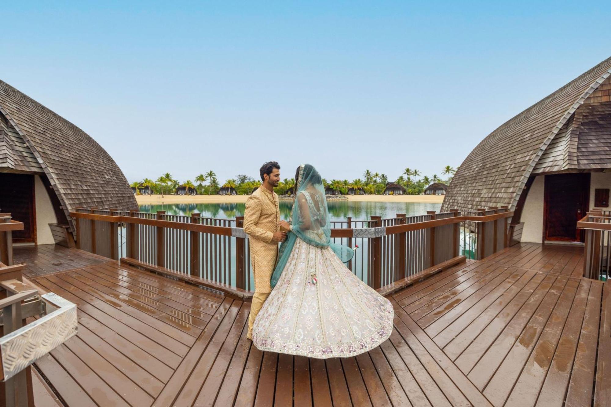 Fiji Marriott Resort Momi Bay Kültér fotó A couple at the Oberoi Beach Resort, Dubai