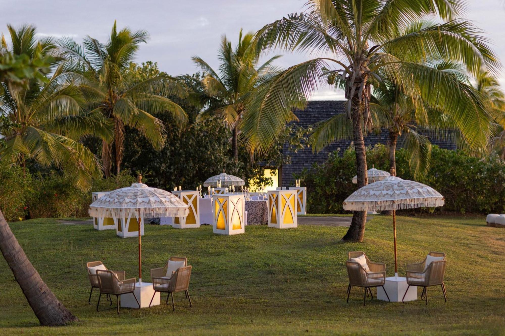 Fiji Marriott Resort Momi Bay Kültér fotó The lawn at the Four Seasons Resort