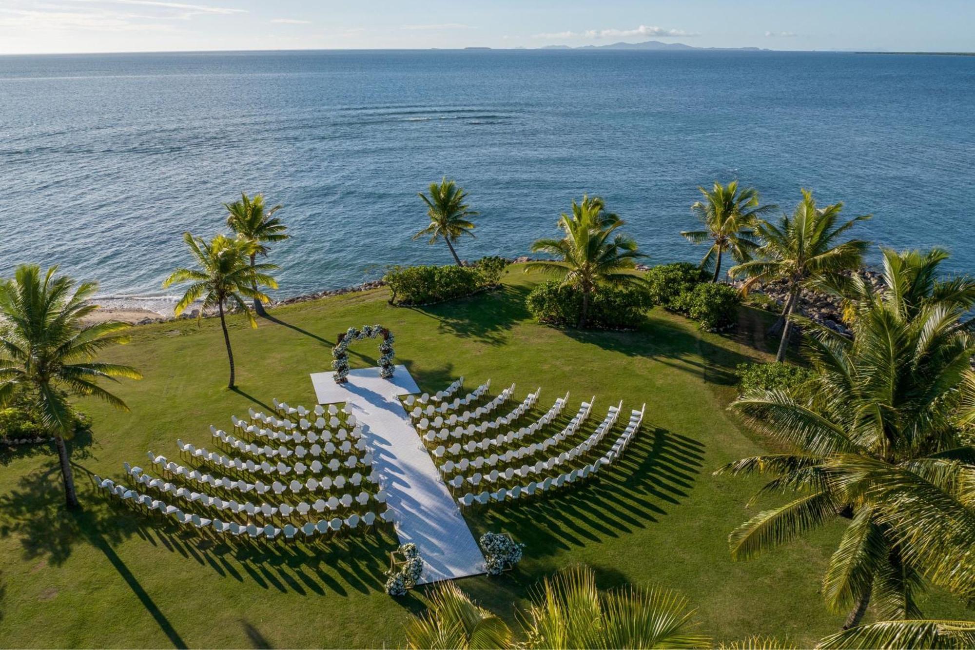 Fiji Marriott Resort Momi Bay Kültér fotó The Beachfront Lawn at Four Seasons Resort Maui