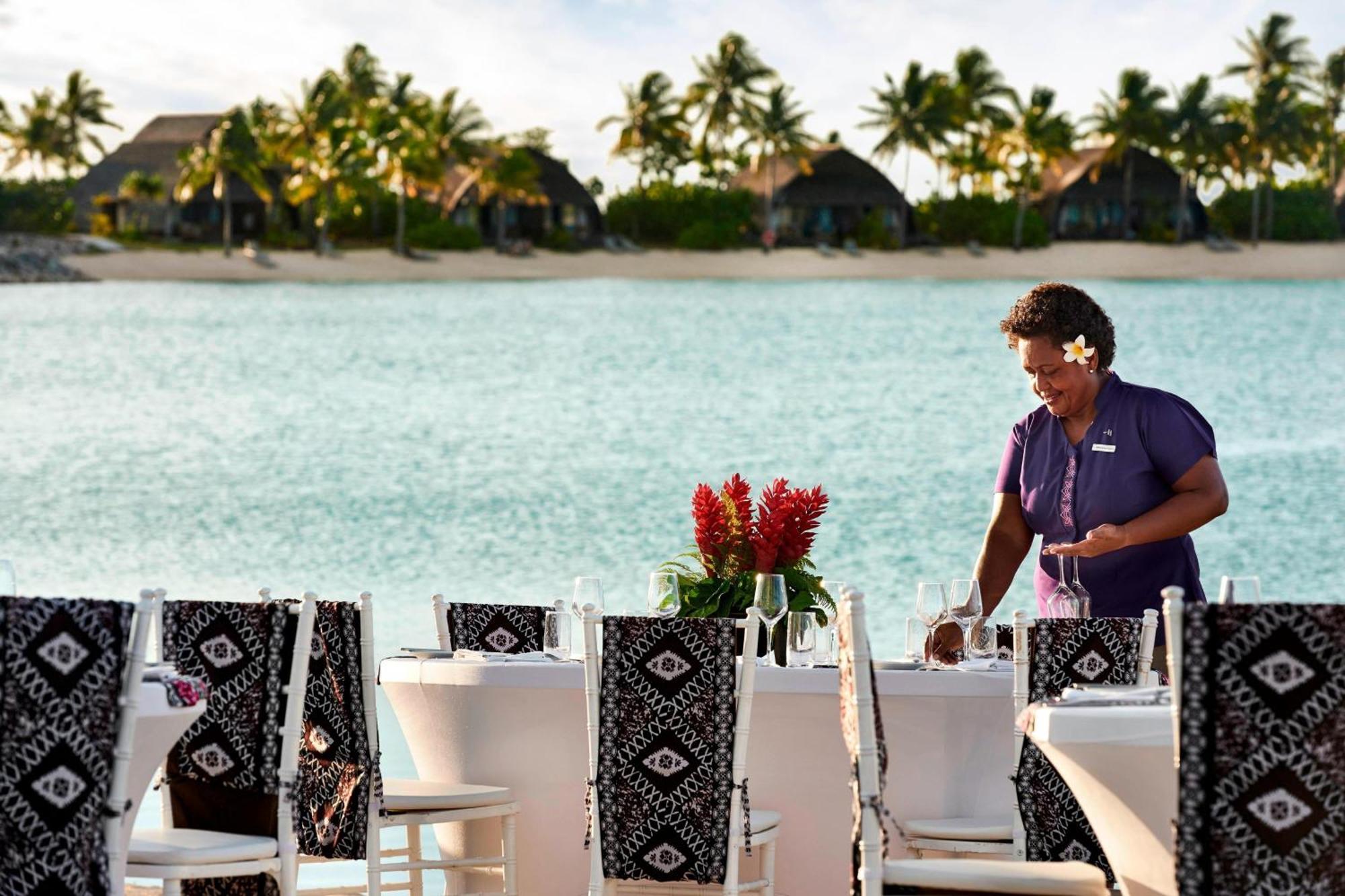 Fiji Marriott Resort Momi Bay Kültér fotó A restaurant at the resort