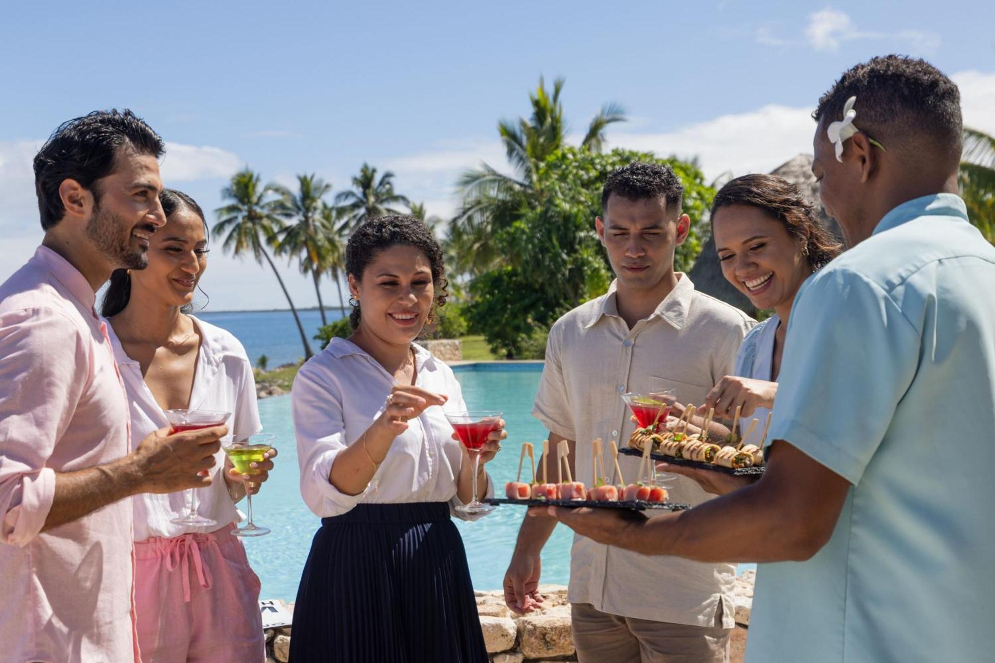 Fiji Marriott Resort Momi Bay Kültér fotó The resort's staff