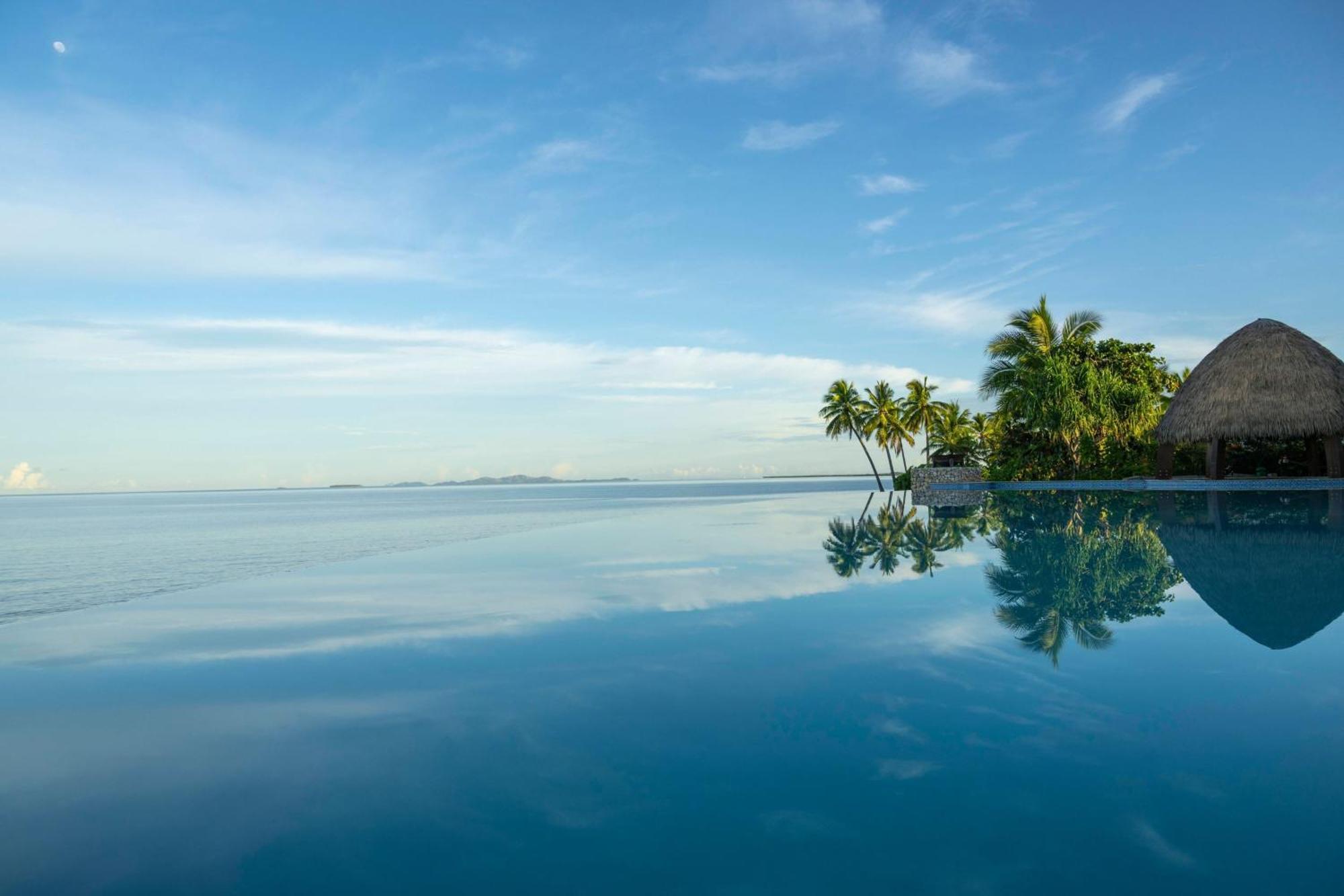 Fiji Marriott Resort Momi Bay Kültér fotó Infinity pool at the resort