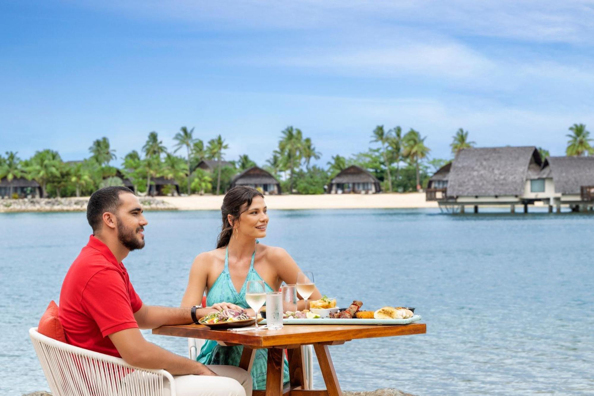 Fiji Marriott Resort Momi Bay Kültér fotó A couple at the beach
