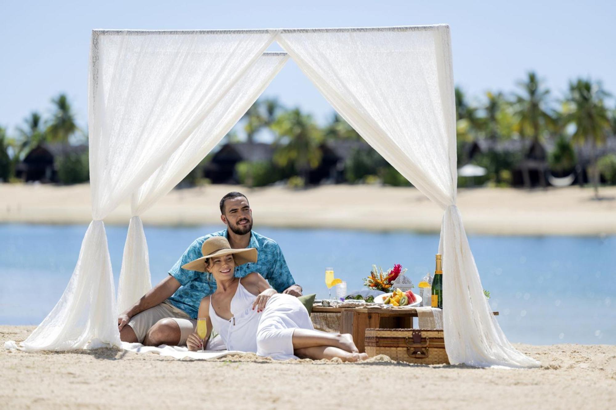 Fiji Marriott Resort Momi Bay Kültér fotó A couple on a picnic